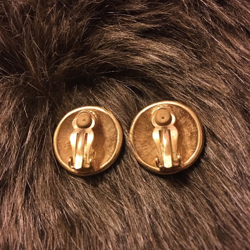 Vintage gold tone enamel rhinestone clip earrings - Picture 3 of 7